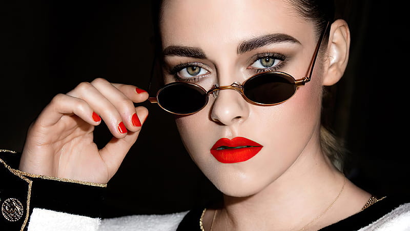 i'm a trash | Kristen stewart, Kristen, Oval sunglass