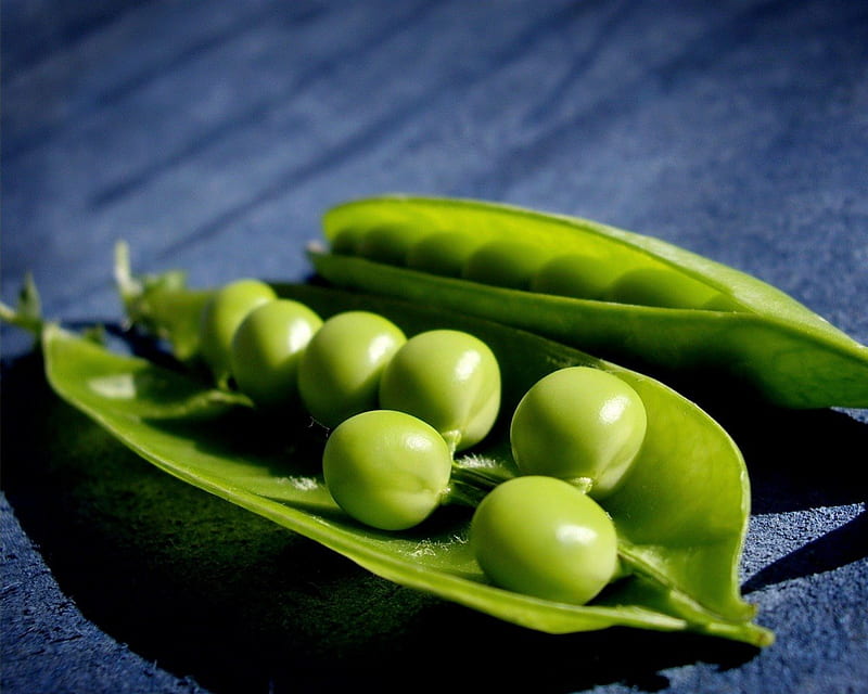 MACRO OF GREEN PEAS, food, peas, vegetable, fruit, close up, green, macro, pea pod, HD wallpaper