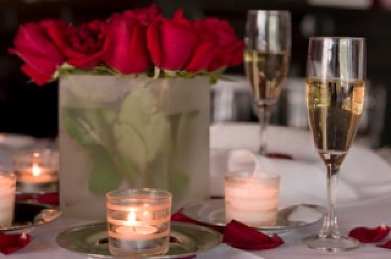 Romantic dinner on the day of Valentine, red roses, romantic dinner, love, petals, valentine, champagne glasses, candles, HD wallpaper