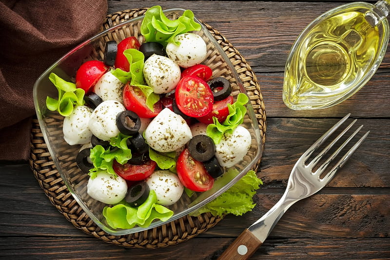 Delicious Salad, tomato, lunch, food, cheese, olives, vegetables, salad, HD wallpaper