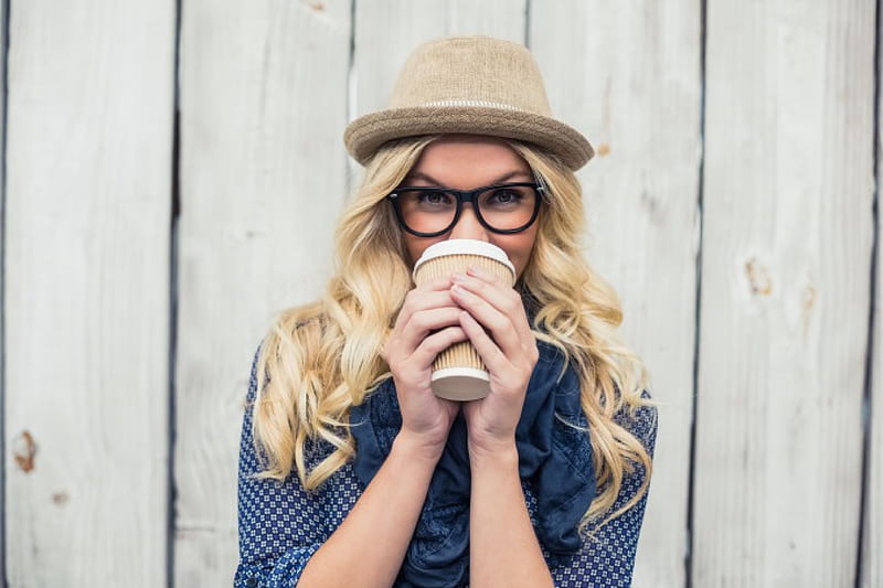 Glasses girl with coffee, coffee, girl, glasses, blonde, wall, hat, HD wallpaper