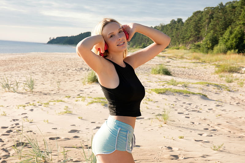 Agatha at the Beach, beach, blonde, model, shorts, HD wallpaper