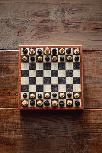 Download wallpaper 950x1534 king, chess, sports, game, minimal
