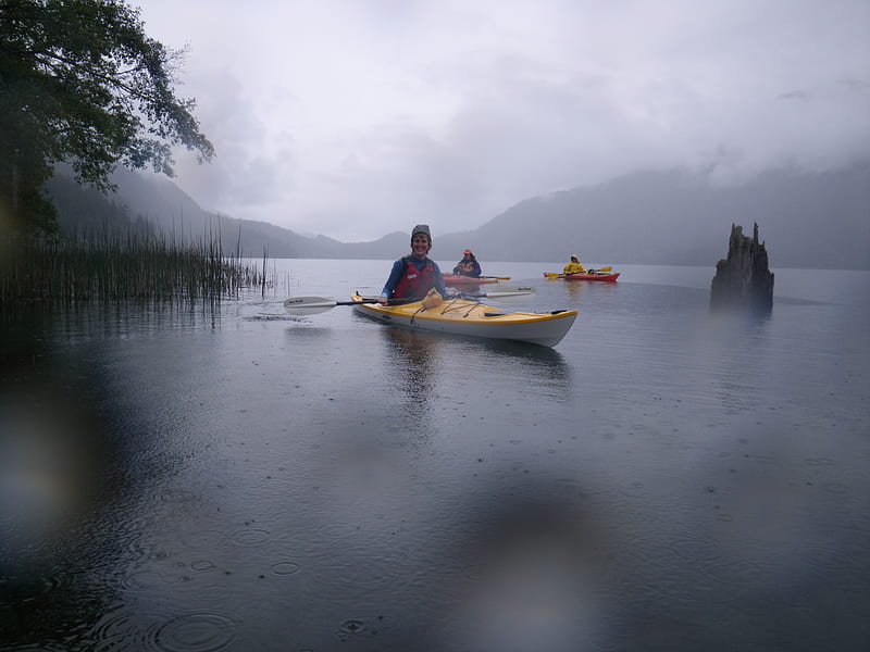 Drizzle with Rain, kayaking paddle sports, canoe, kayak , lake paddle, boats, calm, serene, kayaks, rain, HD wallpaper