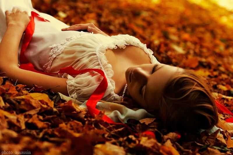 Autumn Dreams, fall, autumn, bonito, woman, mood, leaf, leaves, girl, dreamer, dreaming, beauty, HD wallpaper