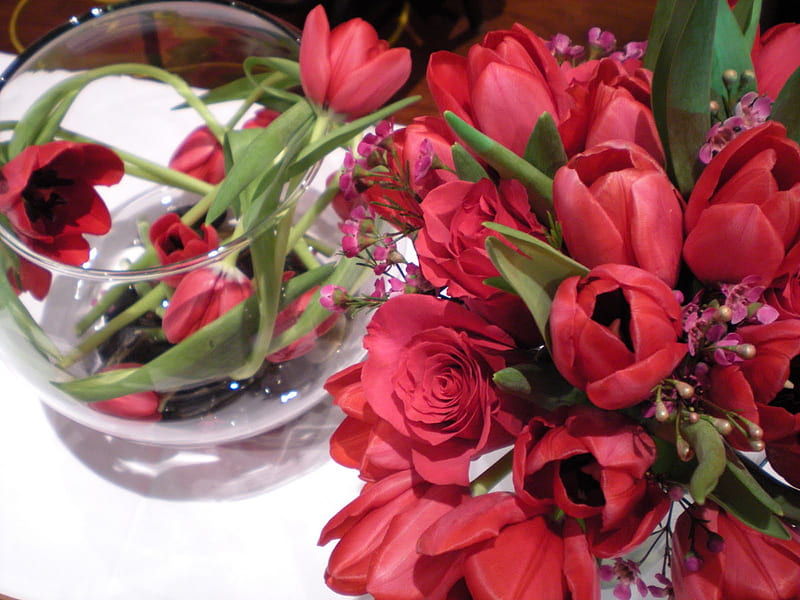 ~~ Hot red beauty ~~, special, centerpiece, roses, combination, glass bubble bowl, entertainment, arrangement, tulips, beautiful against evil, fashion, magnificent, HD wallpaper