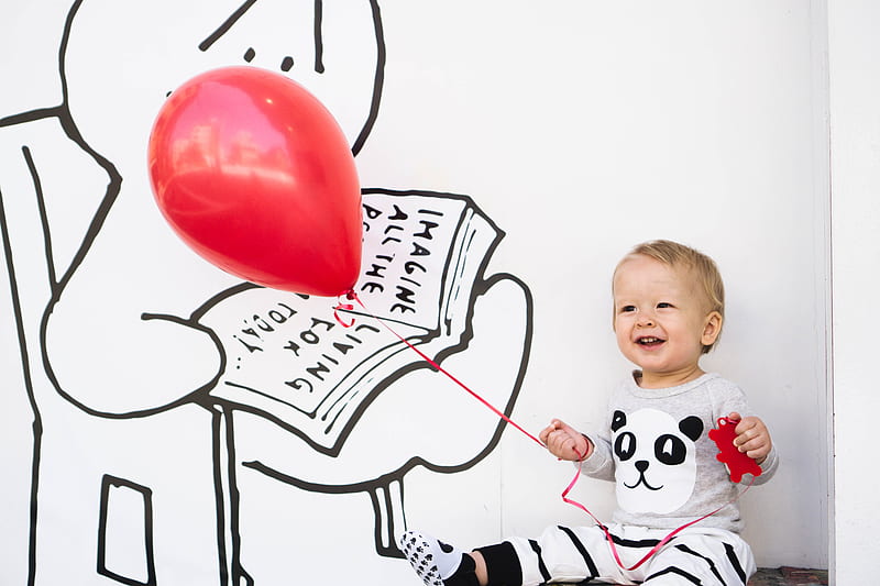 smiling toddler holding red balloon, HD wallpaper