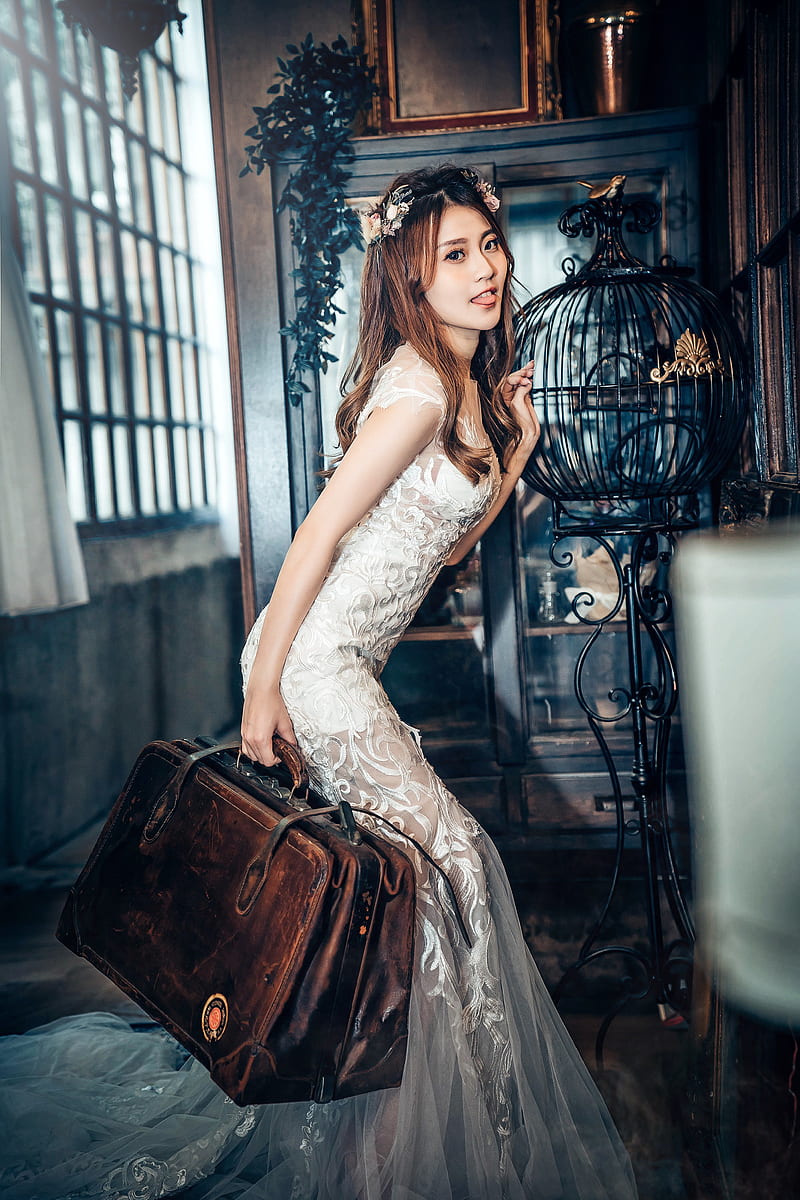 suitcase, tongue out, Asian, women, women indoors, model, wreaths, Mimi Peng, HD phone wallpaper