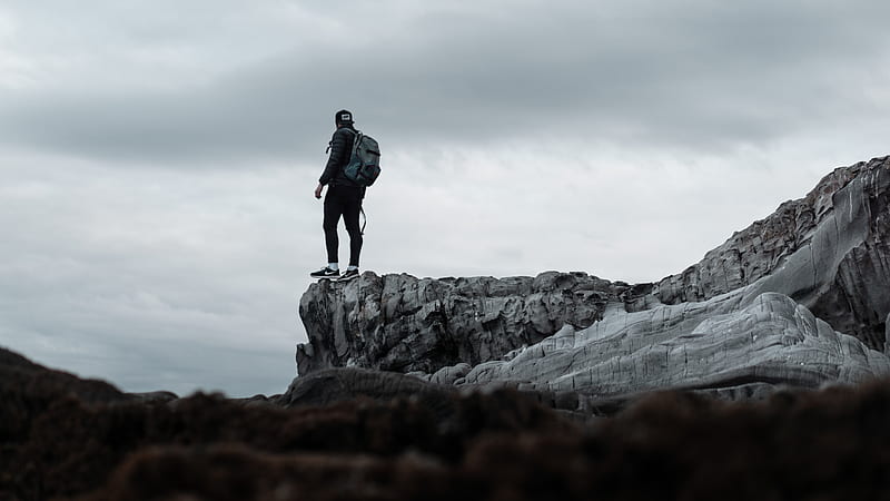lonely man, edge, cliff, mountain, clouds, rocks, traveler, Men, HD wallpaper