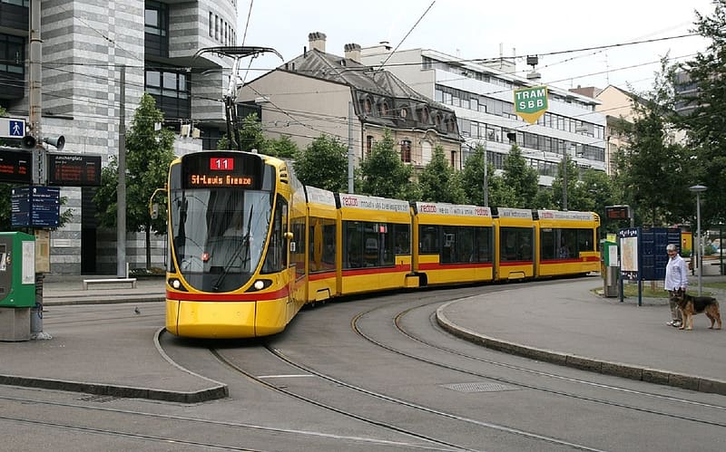 A BLT TRAM IN BASEL CH, OVERHEAD WIRES, BOG, YELLOW WITH RED STRIPE, BUILDINGS, PEOPLE, HD wallpaper