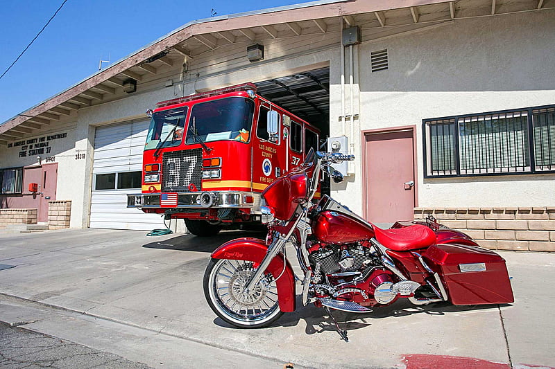 2005 Harley-Davidson Road King, Bike, Red, Fire Truck, HD wallpaper