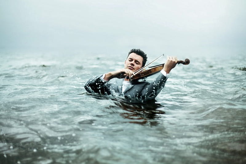 Playing the violin in the ocean, playing, artistic, violin, fiddler, water, man, HD wallpaper