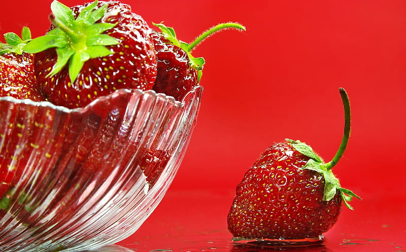 Strawberries, red, strawberry, food, sweet, dessert, fruit, glass, green, bowl, HD wallpaper