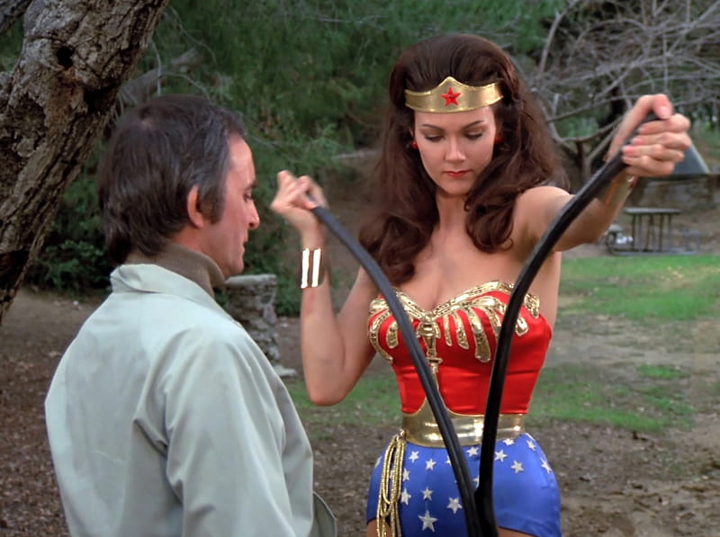 Wonder Woman Bending Both Barrels, bending guns, Wonder Woman, WW, gun, Lynda Carter, HD wallpaper