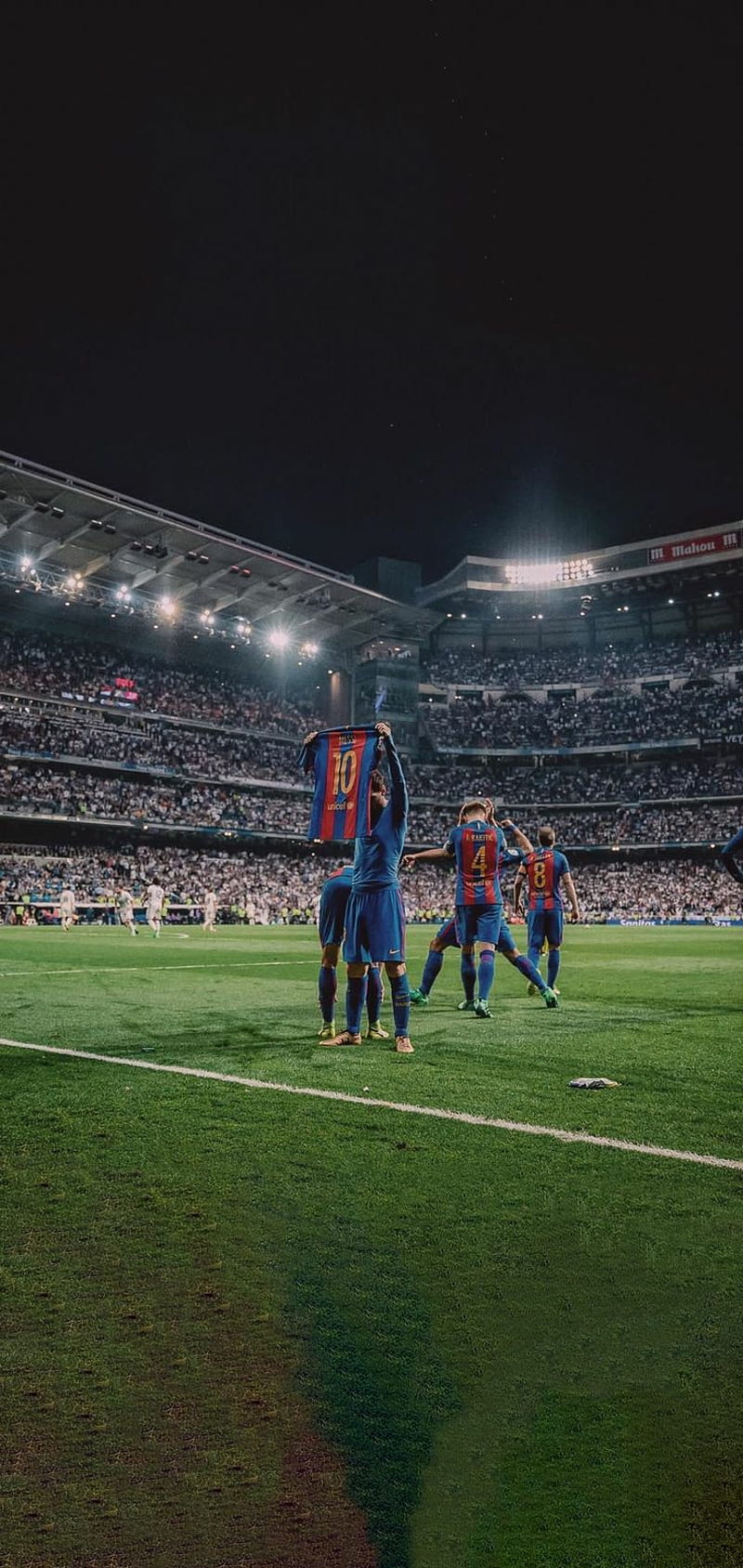 Bạn yêu thích cầu thủ Messi? Hãy chiêm ngưỡng ngay bức ảnh nền rực rỡ sắc màu của anh ta trên đội tuyển Barca. Messi wallpaper sẽ mang đến cho bạn không gian máy tính hoàn hảo và phong cách.