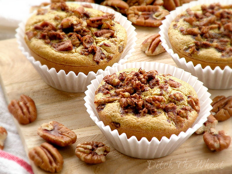 Maple Pecan Muffin, pecan, bakery, maple, nut, abstract, muffin, dessert, HD wallpaper