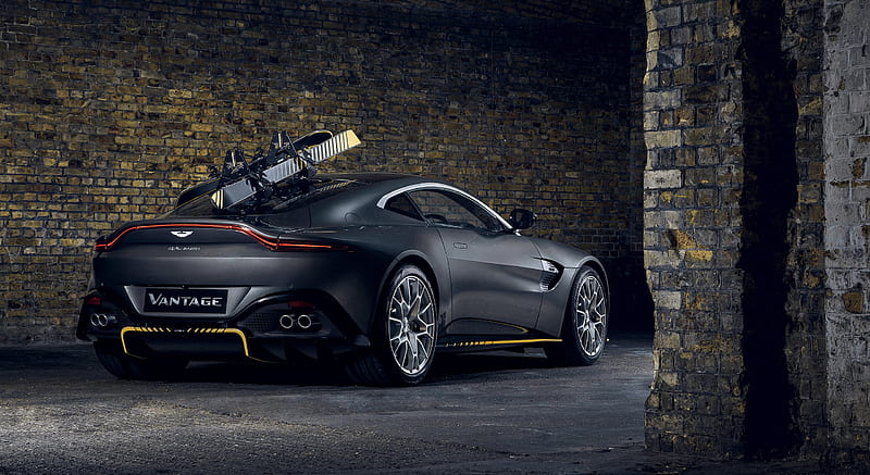Chiếc xe hơi Aston Martin Vantage 007 phiên bản - phần đuôi sau đích thực là một tác phẩm nghệ thuật. Điều gì làm nên sự độc đáo và sang trọng của chiếc xe này? Hãy xem hình ảnh để khám phá nhé. 