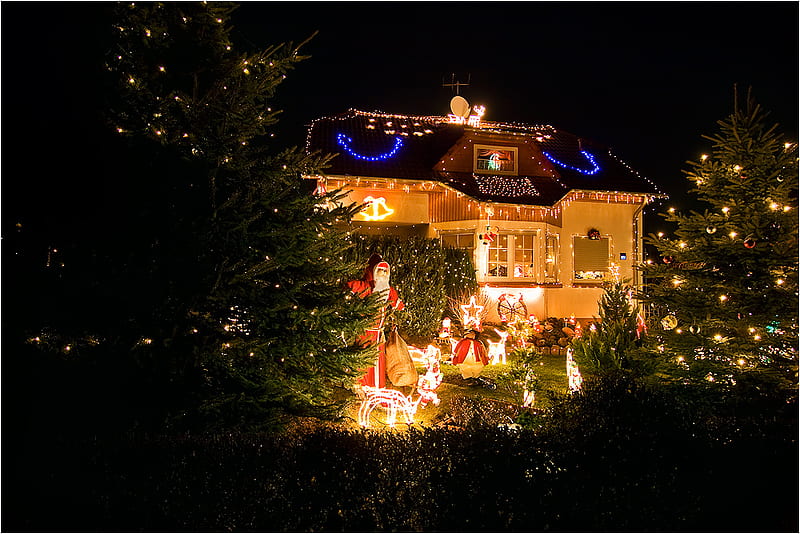 Christmas House, house, christmas decoration, pine trees, bonito, night, lightining, HD wallpaper
