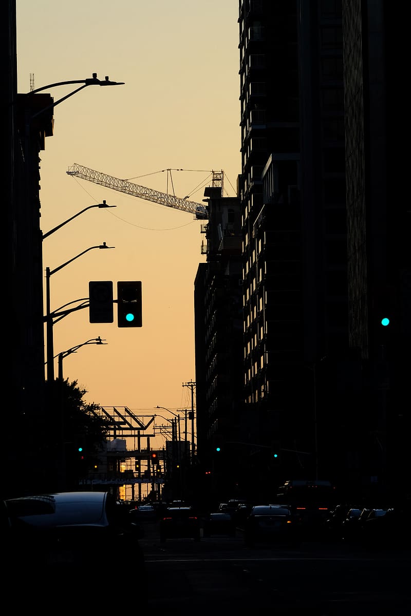 traffic light, construction crane, buildings, evening, silhouettes, HD phone wallpaper