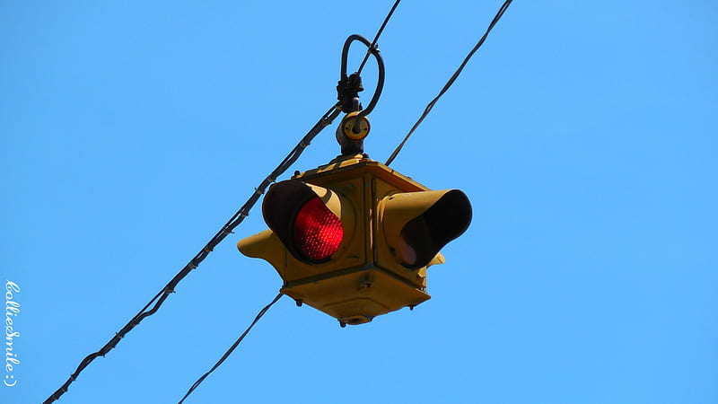 An Old Fashioned Traffic Light, blue sky, stoplight, wires, traffic light, Traffic Signals nSigns, HD wallpaper