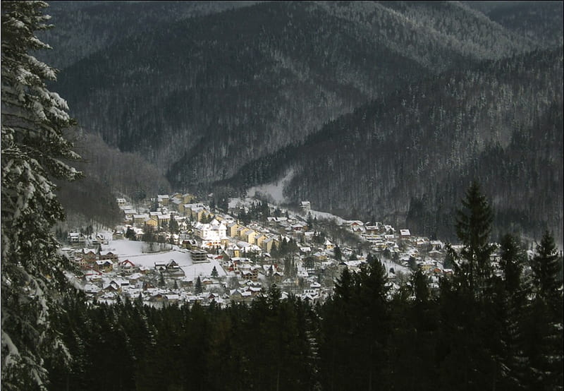 Busteni Town-Romania, busteni, snow, mountains, romania, town, bonito, trees, winter, HD wallpaper