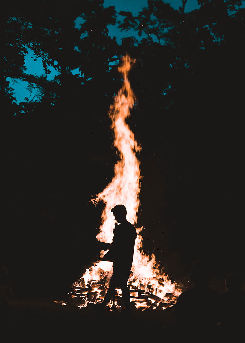 silhouette of man in front of bonfire, HD phone wallpaper