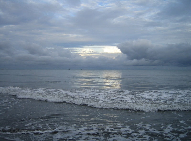 Grey day at the beach, beach, shore, clouds, foam, HD wallpaper