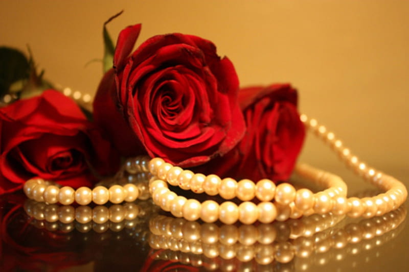 Roses and pearls, red roses, necklace, love, flowers, beauty, pearls, roses, beautiful roses, HD wallpaper