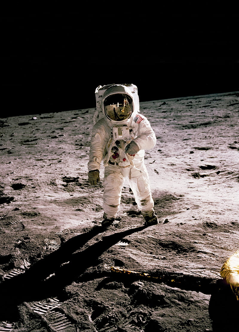 astronaut standing on gray sand, HD phone wallpaper