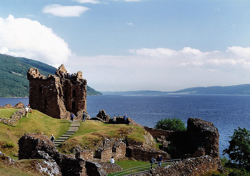 Urquhart Castle On Loch Ness - Scotland, Loch Ness, Urquhart Castle, Scottish Castles, Scottish Highlands, Scotland, Scottish Lochs, HD wallpaper