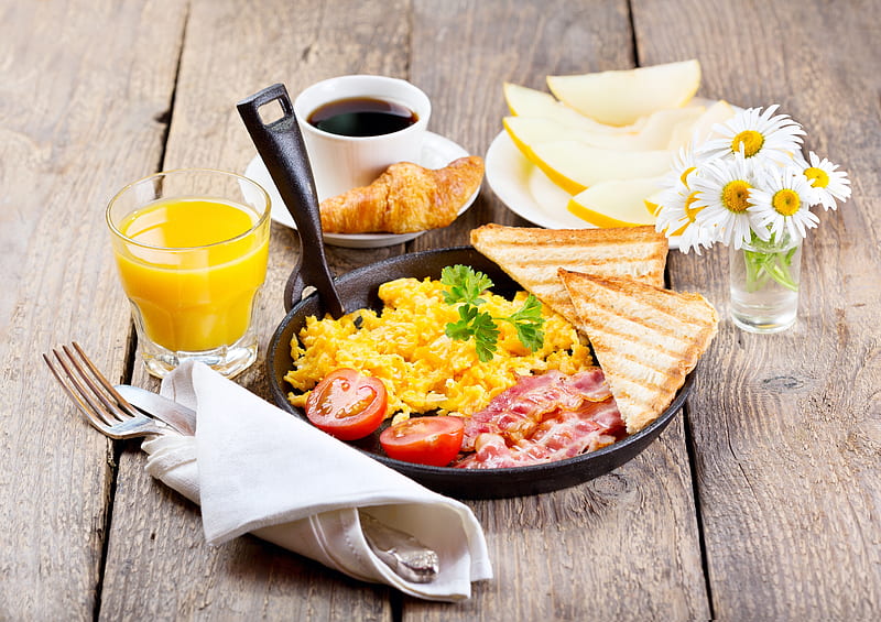 Breakfast, apple, frying pan, juice, toast, cutlery, napkin, tomatoes, bacon, coffee, eggs, flowers, croissant, HD wallpaper