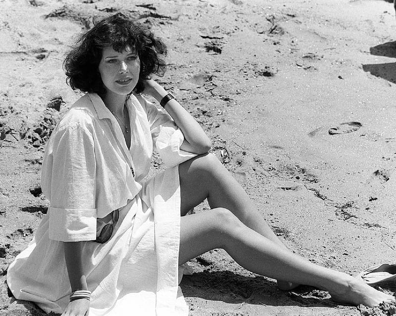Sylvia Kristel, beach rlobe, sitting on sandy beach, white, brunette, jewelry, black and white, HD wallpaper