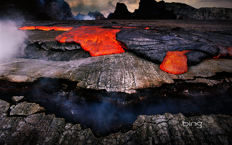 Lava overflowing caldera of Puu oo Kilauea volcano Hawaii, HD wallpaper