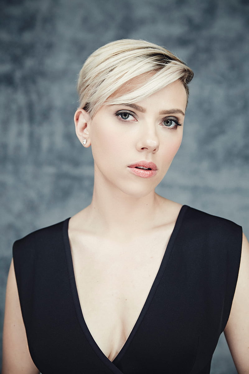 Scarlett Johansson Wore the Prettiest Updo to the Premiere of The Avengers  Last Night. Come See. | Glamour