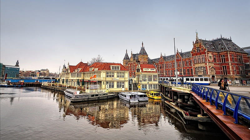 amsterdam canal at railway central station, city, boats, canal, staion, reflections, HD wallpaper