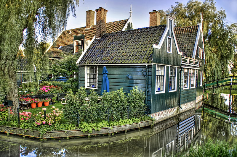Fairy Tale, red, canal, dreams, quaint, holland, arhitecture, green, flowers, beauty, blue, roof, houses, places, trees, windows, water, idyllic, weeping williw, popular, HD wallpaper
