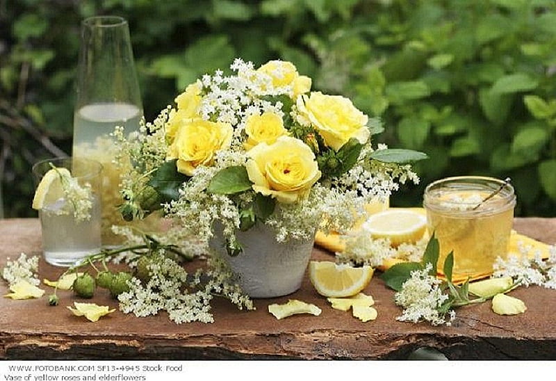 Lemonade for a hot day, table, spoon, carafe, glasses, limes, vase, bonito, roses, flowers, petals, lemons, lemonade, HD wallpaper