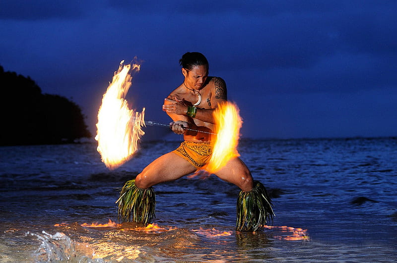 Hawaiian Fire Dancer in Sea, polynesia, centre, dusk, sea, dancer, beach, lagoon, sand, cultural, evening, polynesian, blue, islander, ocean, hawaii, pacific, man, cultre, lua, fire, entertainment, dance, island, hawaiian, HD wallpaper