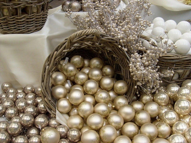 CHRISTMAS PEARLS, baskets, baubles, exhibits, displays, shopping, christmas preparations, decorations, HD wallpaper