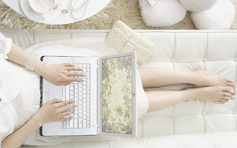 Connected, legs, pale, technology, laptop, cute, hands, graphy, nice, cool, white, HD wallpaper