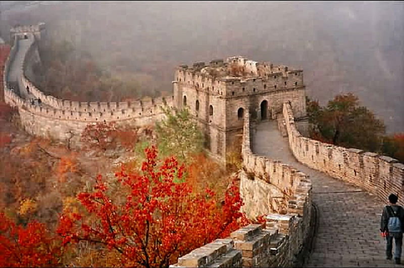 Chinese Wall in Fall, architecture, red, leaves, monuments, china, mutianyu, misty, beijing, HD wallpaper