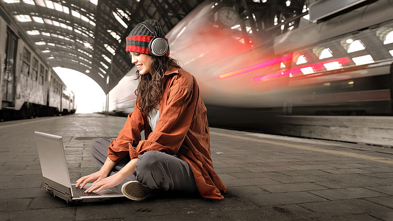 laptop girl, model, floor, laptop, hat, sit, nice, train, girl, breaty, light, HD wallpaper
