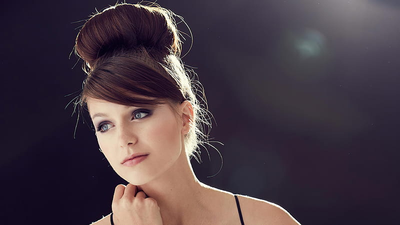 Melissa Benoist Is Looking Pretty In Bun Hairstyle While Posing For A Celebrities, HD wallpaper