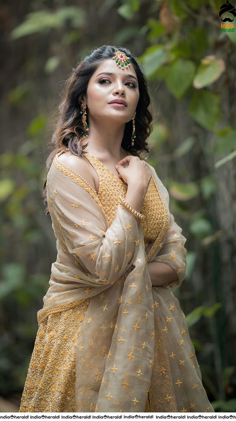 Aathmika, actress, HD phone wallpaper