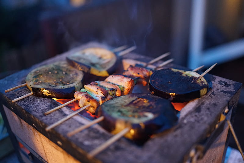three assorted barbeques on black grill, HD wallpaper