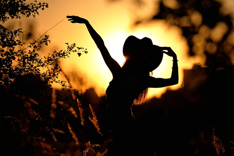 Cowgirl silhouette, cowgirl, black, yellow, woman, silhouette, hat, vara, summer, hand, sunrise, mariya, HD wallpaper
