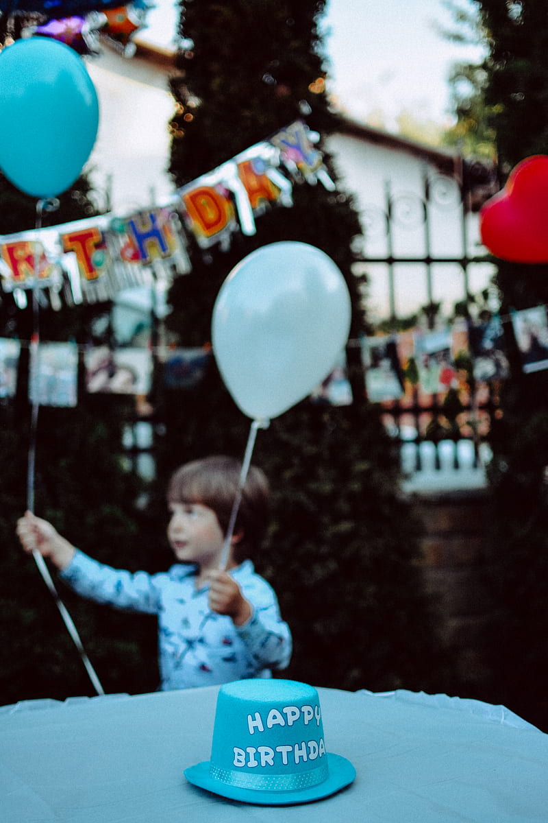 boy holding blue and white balloons at the party, HD phone wallpaper