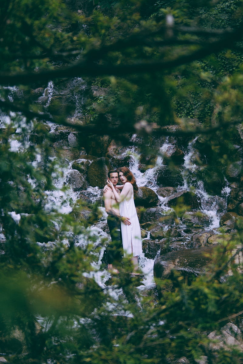 man and woman hugging on running water surrounded by rocks, HD phone wallpaper