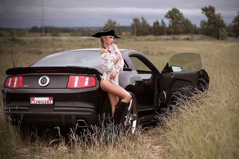 Parked In A Field . ., Ford, models, hats, cowgirl, ranch, outdoors, women, carros, mustang, field, blondes, western, HD wallpaper