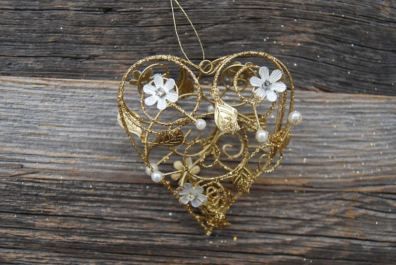 ๑~๑ Christmas Golden Heart ๑~๑, wonderful, christmas, simply, golden, bonito, delicate, tiny, entertainment, love, heart, siempre, flowers, wire, fashion, white, style, HD wallpaper